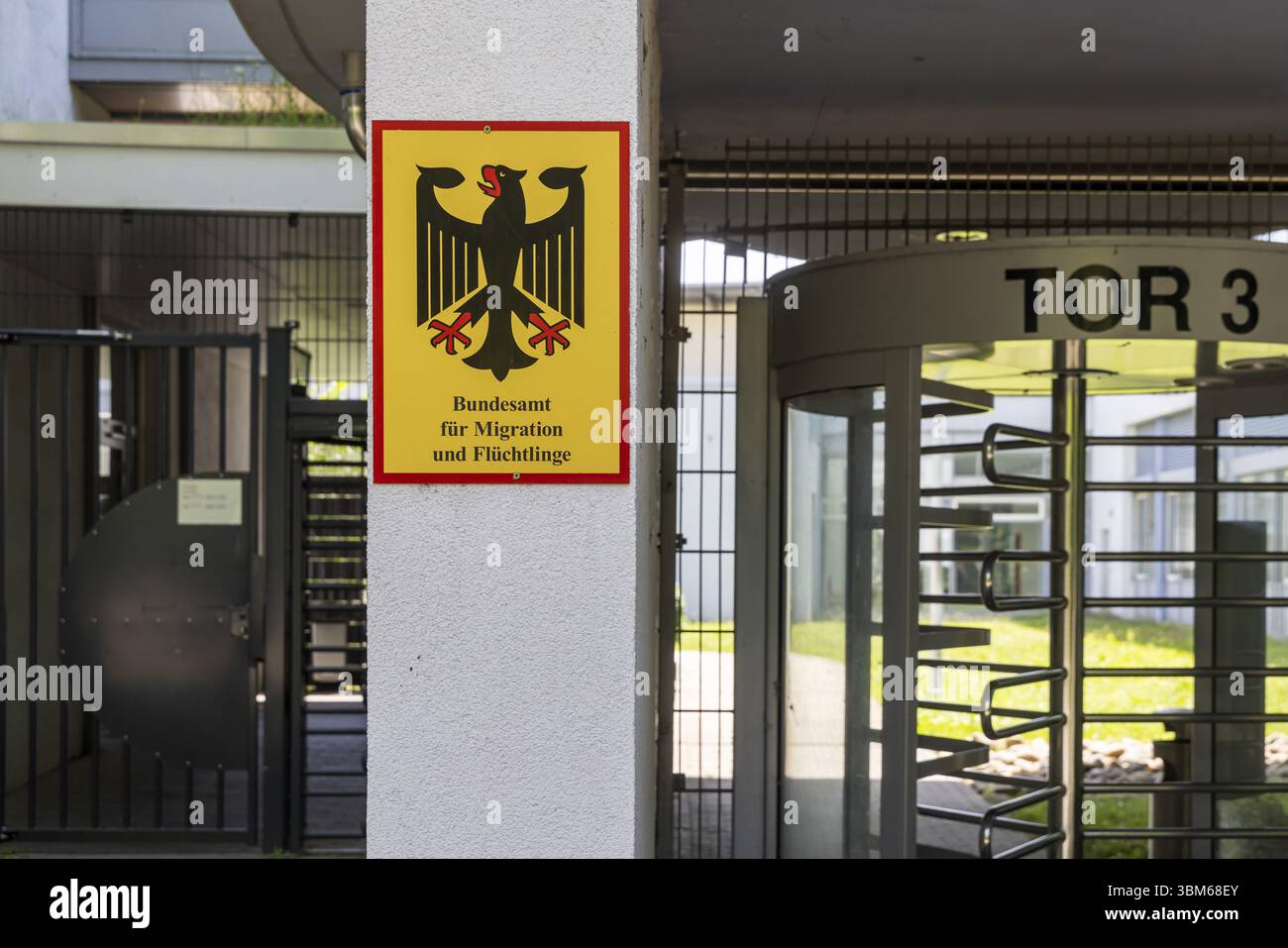 Ufficio federale per la migrazione e i rifugiati (BAMF) . Firma con l'aquila federale. Autorità competente per le procedure di asilo in Germania. Karlsruhe, Baden-Wue Foto Stock