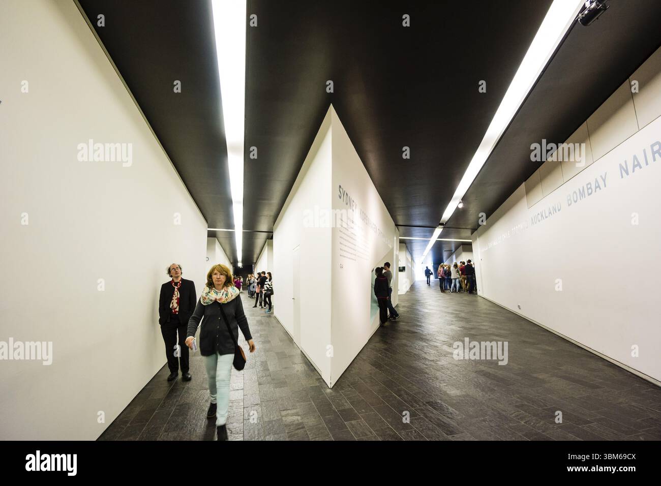 Museo ebraico di Berlino, progettato dall'architetto polacco Daniel Libeskinds, Berlino, Germania, Europa Foto Stock