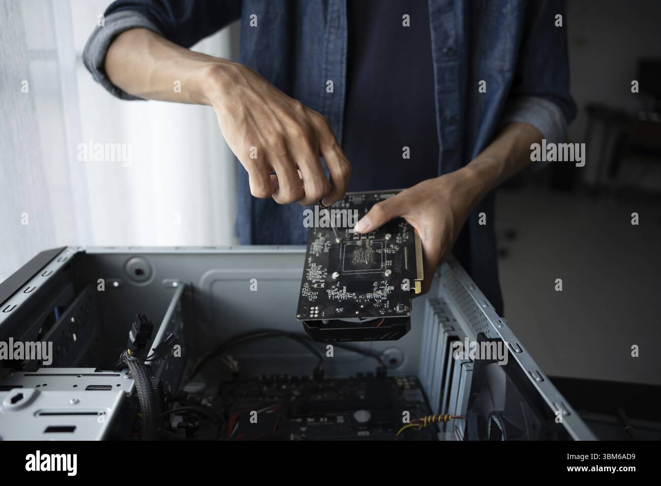 IT Engineer Installing hardware Equipment Development Facility Engineer Maintenance computer Motherboard Electronic repair shop Technology business Foto Stock