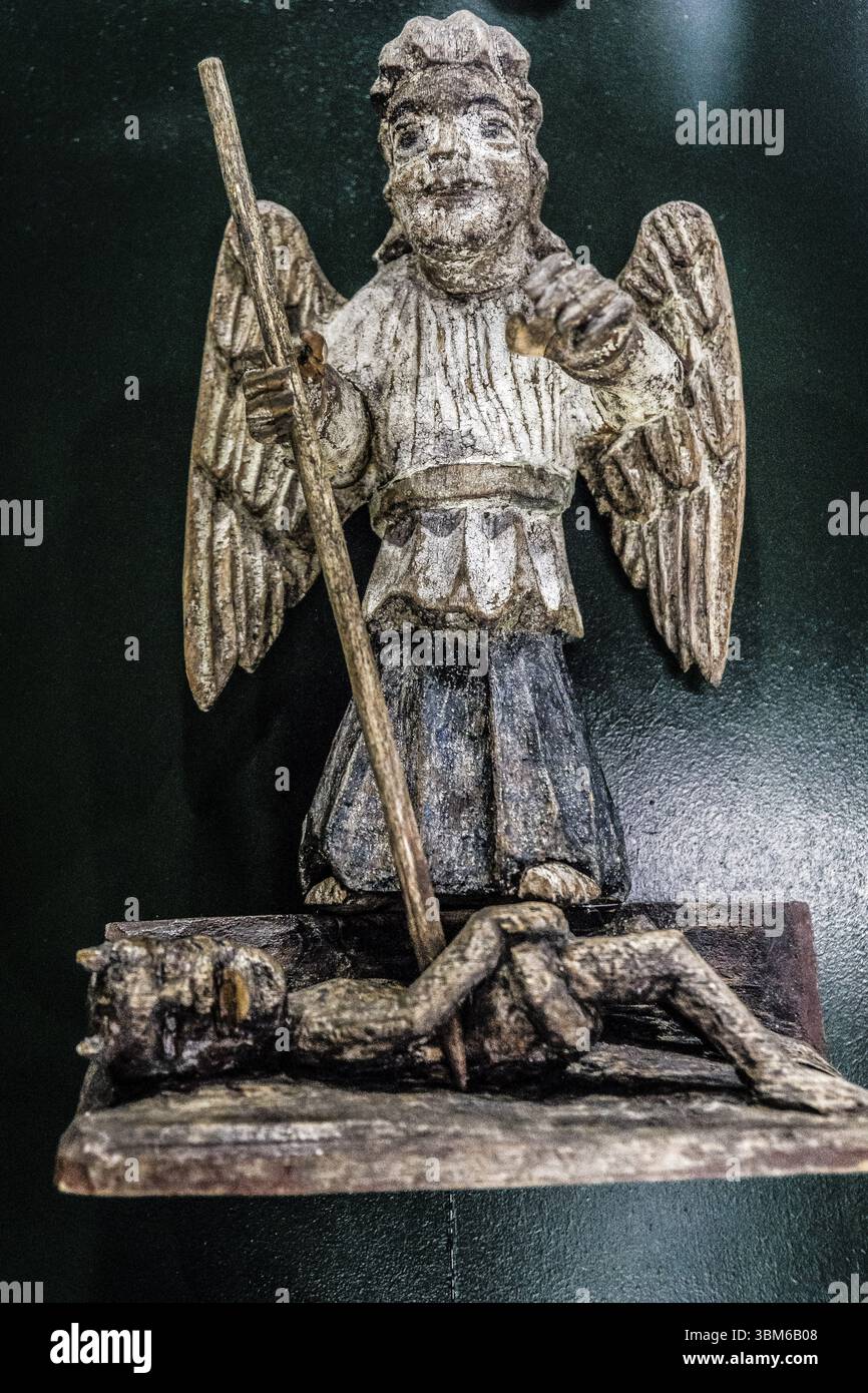 Scultura in legno, San Michele Arcangelo che sconfigge il diavolo, XX secolo, Museo delle icone, Castello reale, Sanok, voivodato subcarpatico, Polonia, UE Foto Stock