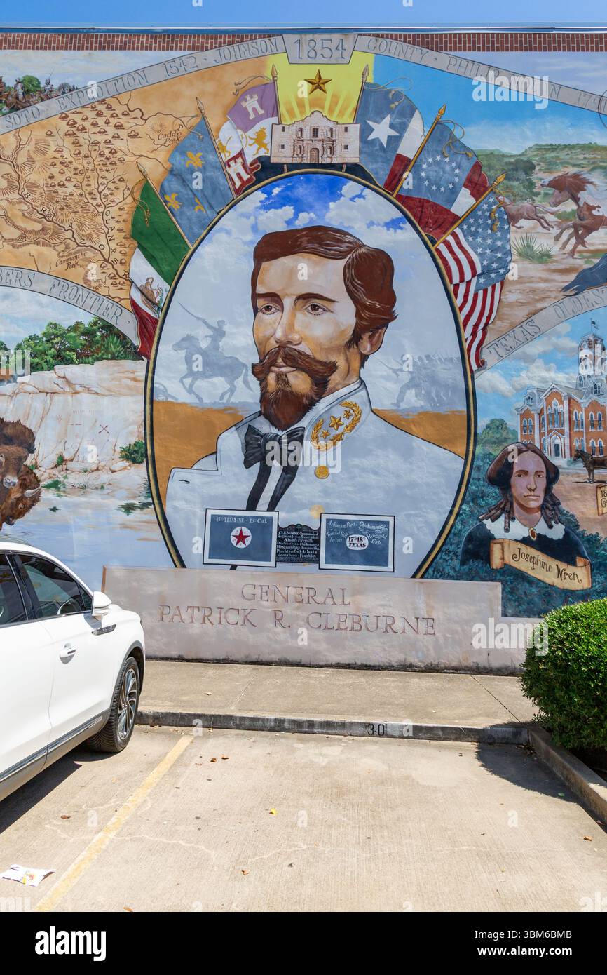 Un murale di Stylle Read celebra la storia di Cleburne, Texas, con una foto del generale confederato Patrick R. Cleburne e delle sei bandiere sul Texas. Foto Stock