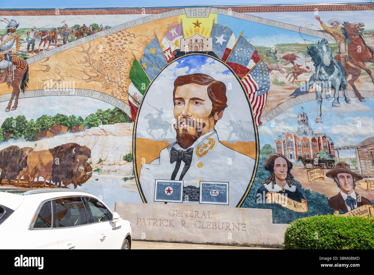 Un murale di Stylle Read celebra la storia di Cleburne, Texas, con una foto del generale confederato Patrick R. Cleburne e delle sei bandiere sul Texas. Foto Stock