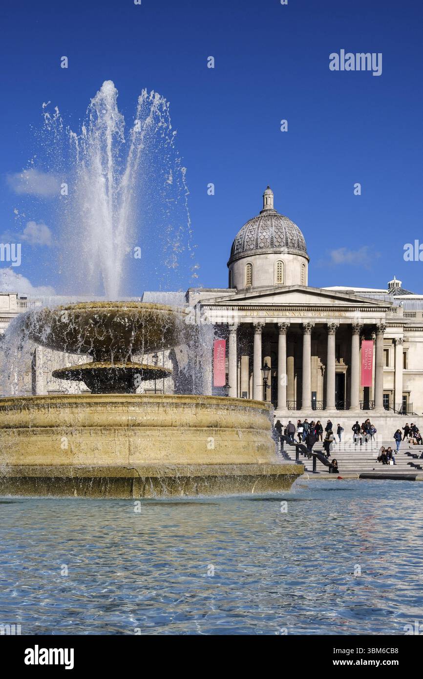 Galleria Nazionale dietro la fontana, Trafalgar Square, Londra, Inghilterra, Gran Bretagna Foto Stock