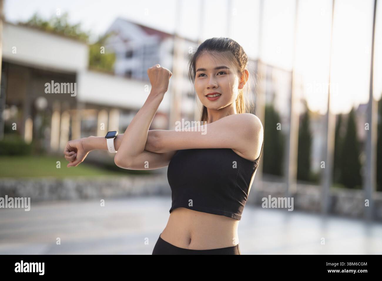 Attiva donna asiatica sana che esercita atleti in abiti fitness Sunrise sport ragazza davanti alla città motivazione per uno stile di vita sano Foto Stock
