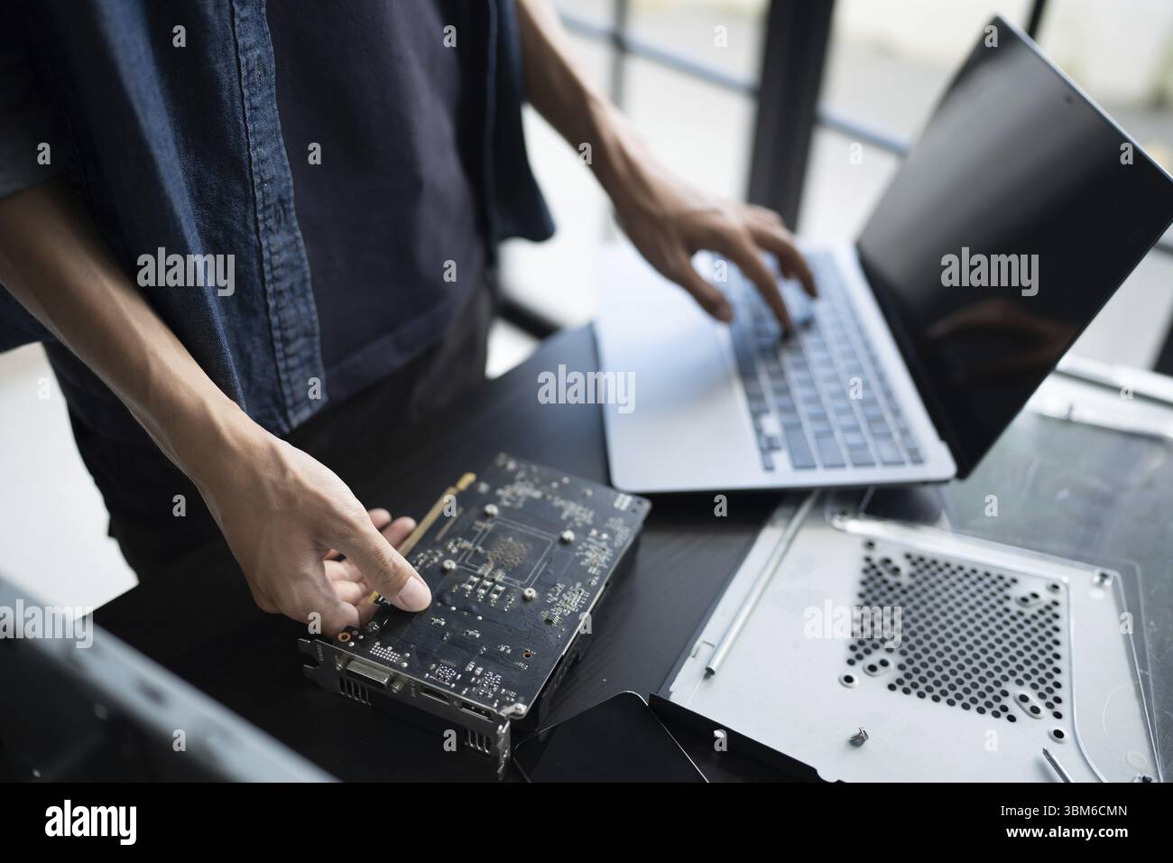 IT Engineer Installing hardware Equipment Development Facility Engineer Maintenance computer Motherboard Electronic repair shop Technology business Foto Stock