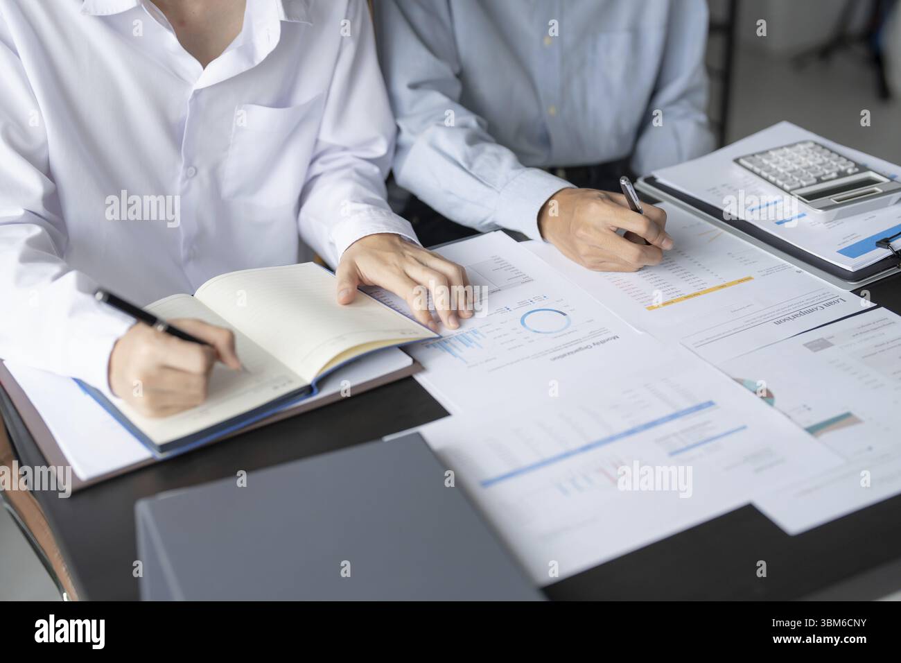 La gente di affari incontro le idee di design investitore professionale lavorando nuovo avviamento del progetto. Il concetto di pianificazione aziendale di Office Foto Stock