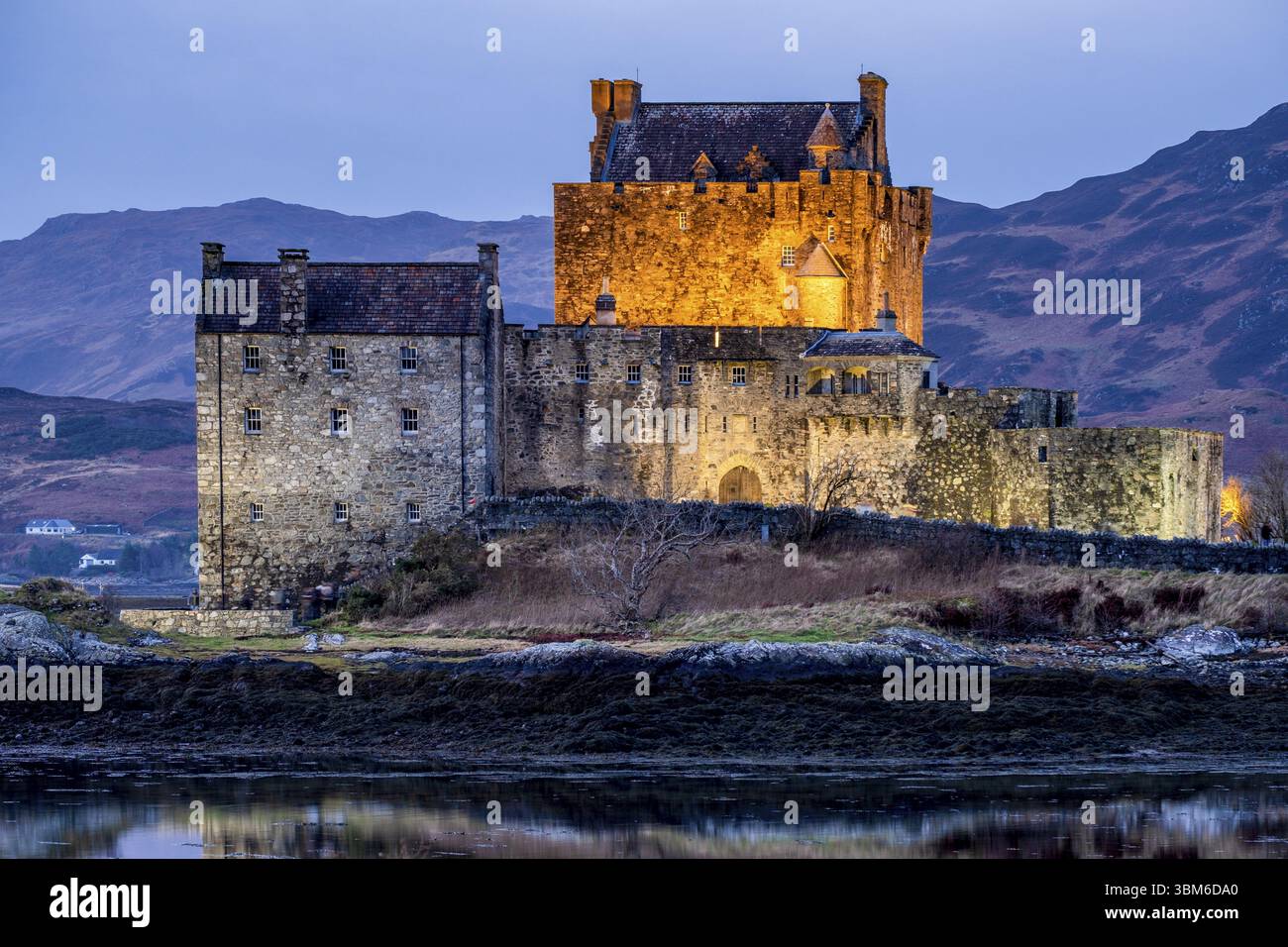 Castello di Eilean Donan, XIII secolo, Kyle di Lochalsh, Highlands, Scozia, Regno Unito, Europa Foto Stock