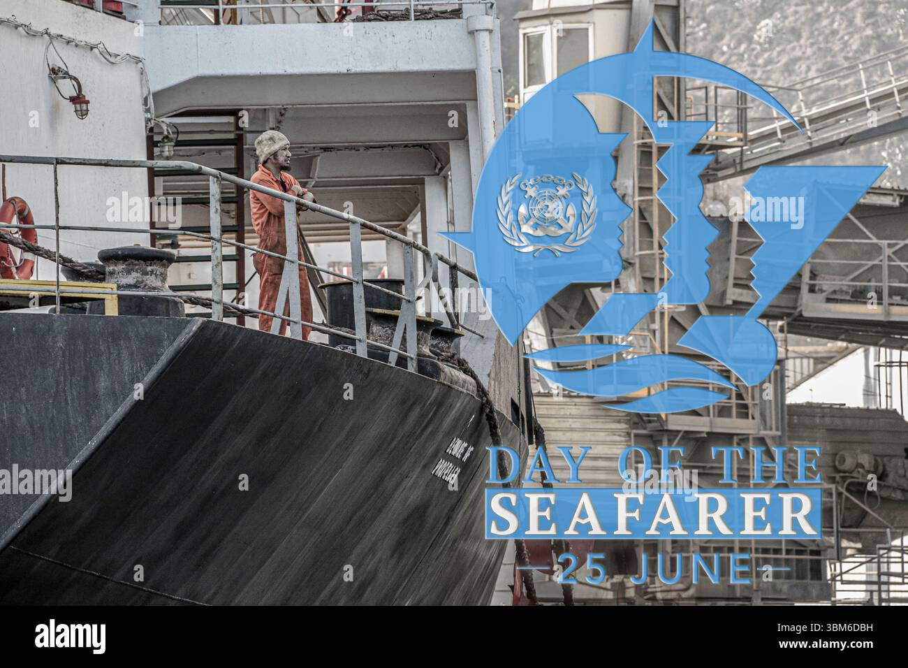 25 giugno 2025: Un marinaio solitario a poppa di una nave guarda verso la terra con le braccia piegate e il logo del giorno del marittimo. "My Harassment-Free Ship" è la quindicesima campagna annuale lanciata dall'Organizzazione marittima internazionale (IMO) da questo giorno, che onora tutti i marinai, è stata adottata dalla Conferenza diplomatica del 2010 a Manila, Filippine, per rivedere STCW (Standards of Training, Certification & Watchkeeping Convention). Il suo scopo dichiarato è quello di riconoscere il contributo unico dato dai marinai al commercio marittimo internazionale, all'economia mondiale e alla società civile nel suo complesso. Crediti: Kevin Izorce/Alamy Live News Foto Stock