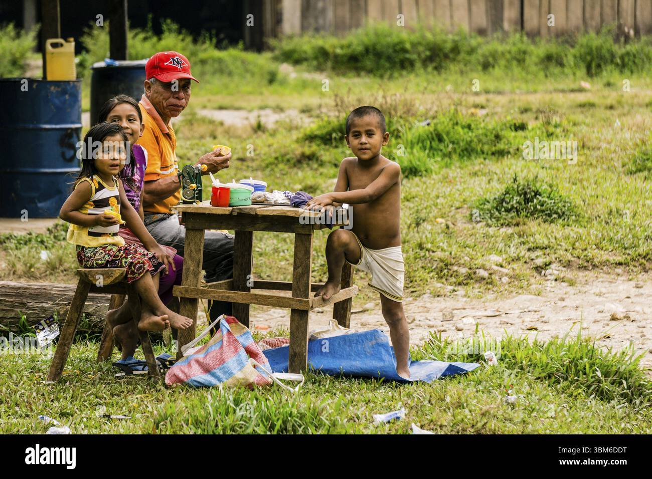 Nonno che pranza con i suoi nipoti, la Tana, zona di Reyna, dipartimento di Uspantan, Guatemala, America centrale Foto Stock