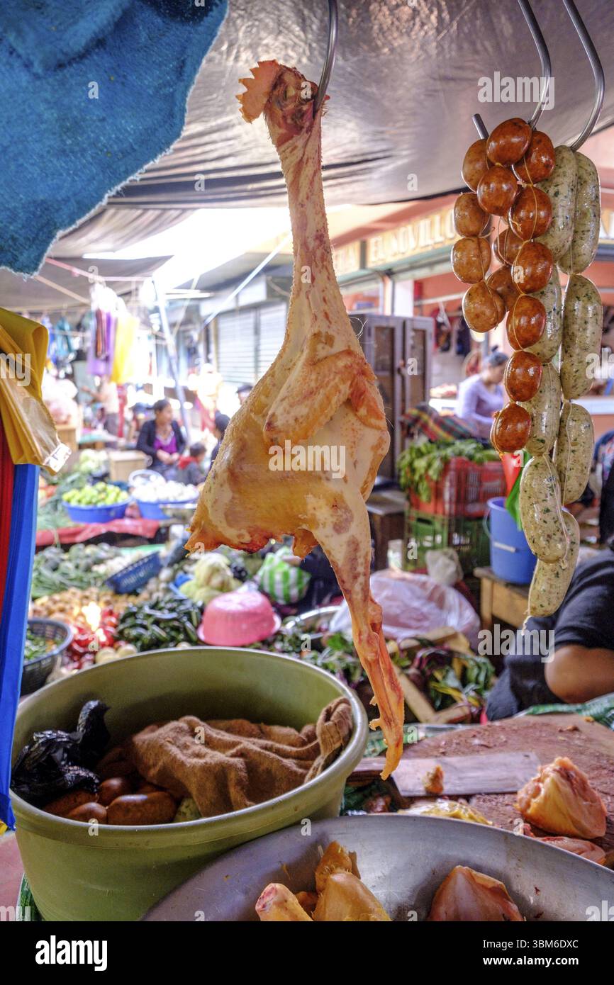 Pollo a spillo in vendita, mercato tradizionale, Nebaj, Quiche Department, Guatemala, America centrale Foto Stock Pollo a spillo in vendita, mercato tradizionale, Nebaj, Quiche Department, Guatemala, America centrale Foto Stock