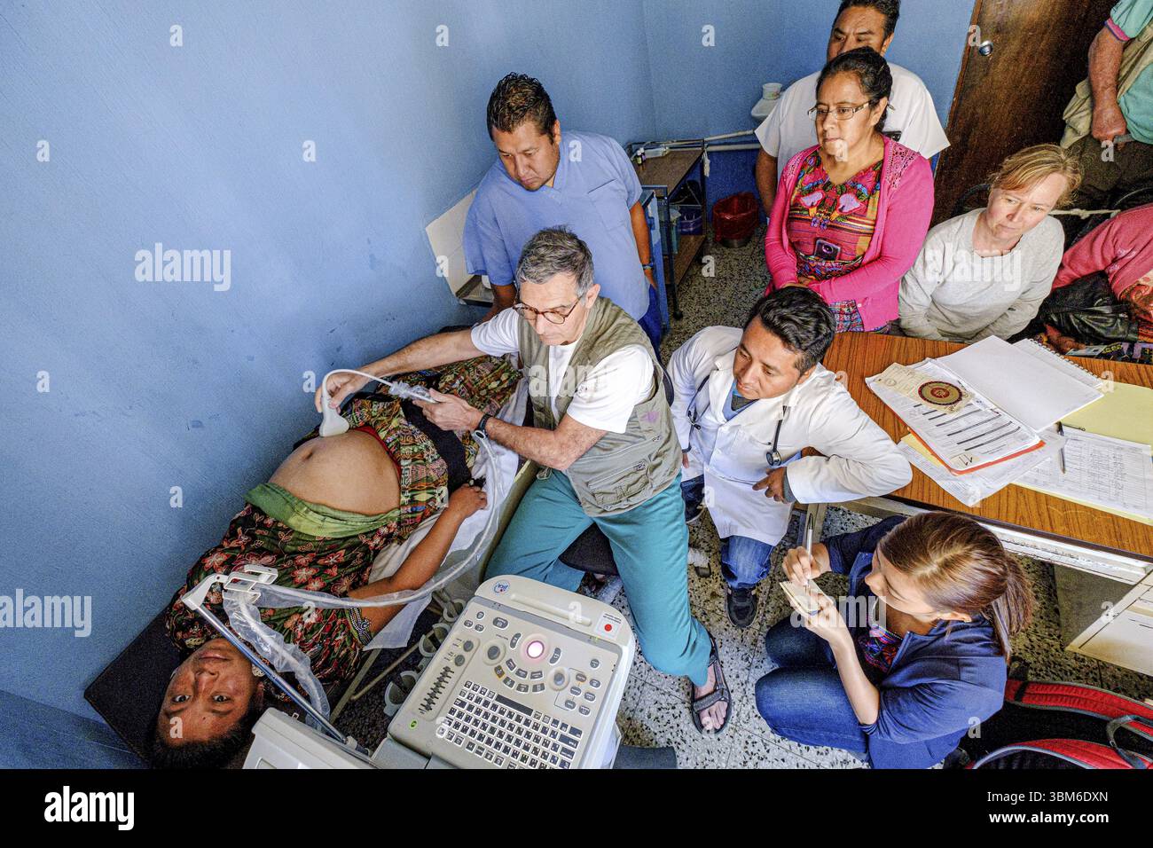Sessione di formazione per la manipolazione di macchine a ultrasuoni presso il centro sanitario, San Bartolome Jocotenango, comune del dipartimento di Quiche, Guatema Foto Stock