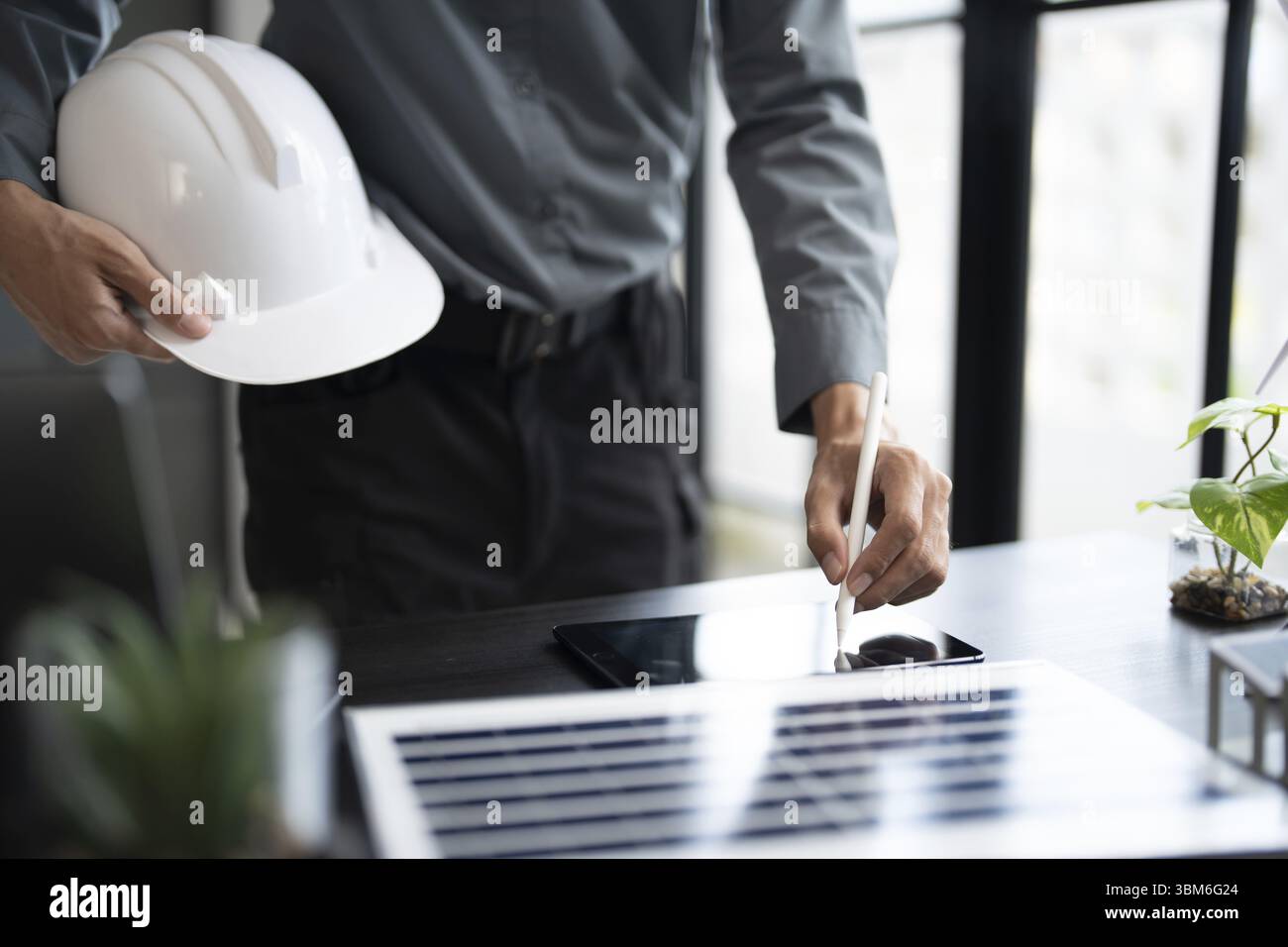Progettazione di pannelli solari energia verde uomo d'affari lavoro innovazione ecocompatibile nelle moderne attività d'ufficio pianificazione Bio-economia per b Foto Stock