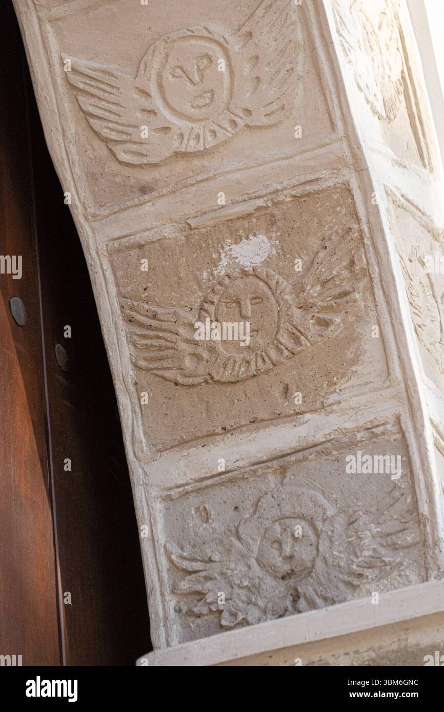 Angeli sulla linea, Chiesa cattolica coloniale, San Bartolome Jocotenango, comune del dipartimento di Quiche, Guatemala, America centrale Foto Stock