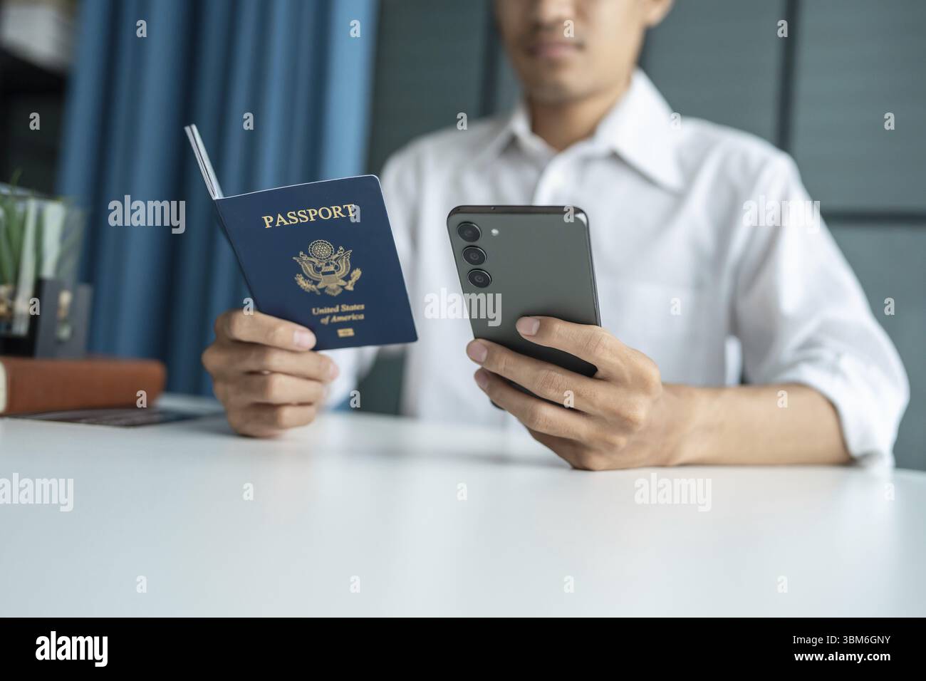 Hand Man Online prenotazione e acquisto di biglietti aerei con computer portatile telefono e carta di credito pianificazione viaggio vacanza con passaporto e biglietto Foto Stock