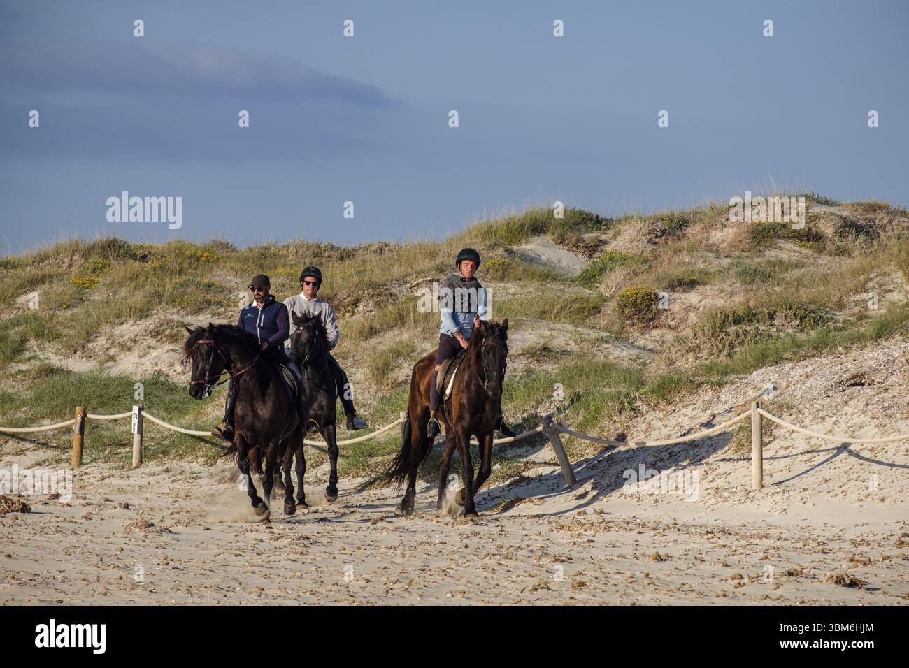 Spiaggia di Illetes, equitazione, Formentera, Isole Pitiusas, Comunità delle Baleari, Spagna, Europa Foto Stock
