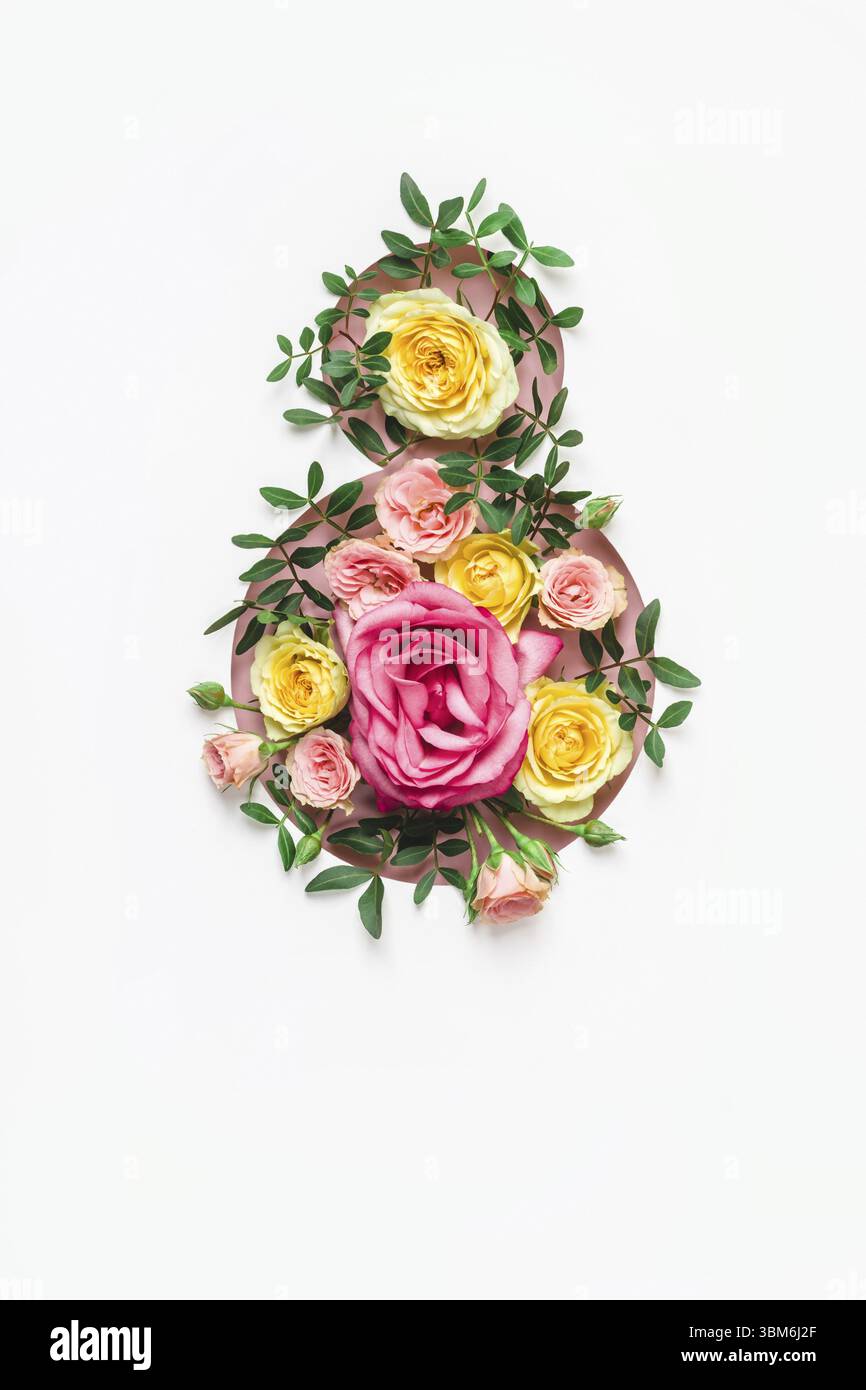 8 marzo concetto. Creativo numero 8 fatto di buchi e rose colorate. Elegante biglietto di auguri per la Festa della donna l'8 marzo Foto Stock