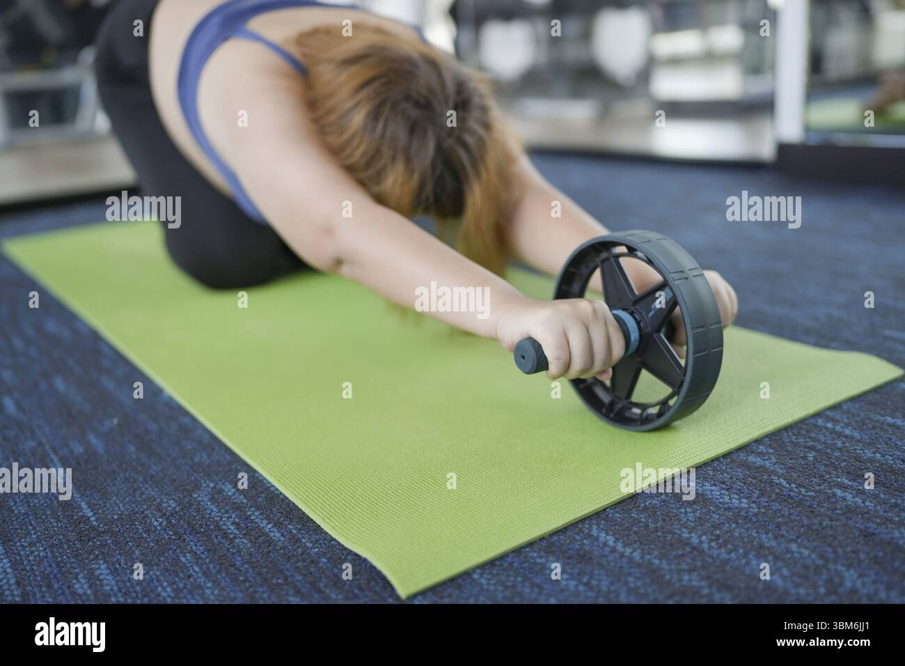 Donna in sovrappeso che si esercita per la perdita di peso. Esercizio posizioni stretching a casa in salotto allegro grasso donna dieta stile di vita sano concep Foto Stock