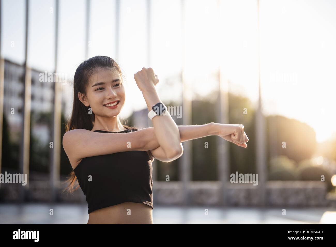 Attiva donna asiatica sana che esercita atleti in abiti fitness Sunrise sport ragazza davanti alla città motivazione per uno stile di vita sano Foto Stock