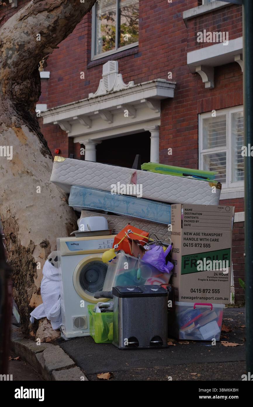 Spostati o sfratto gli oggetti domestici accumulati sul sentiero di Potts Point, Sydney. Un letto, un'asciugatrice, libri e oggetti personali Foto Stock