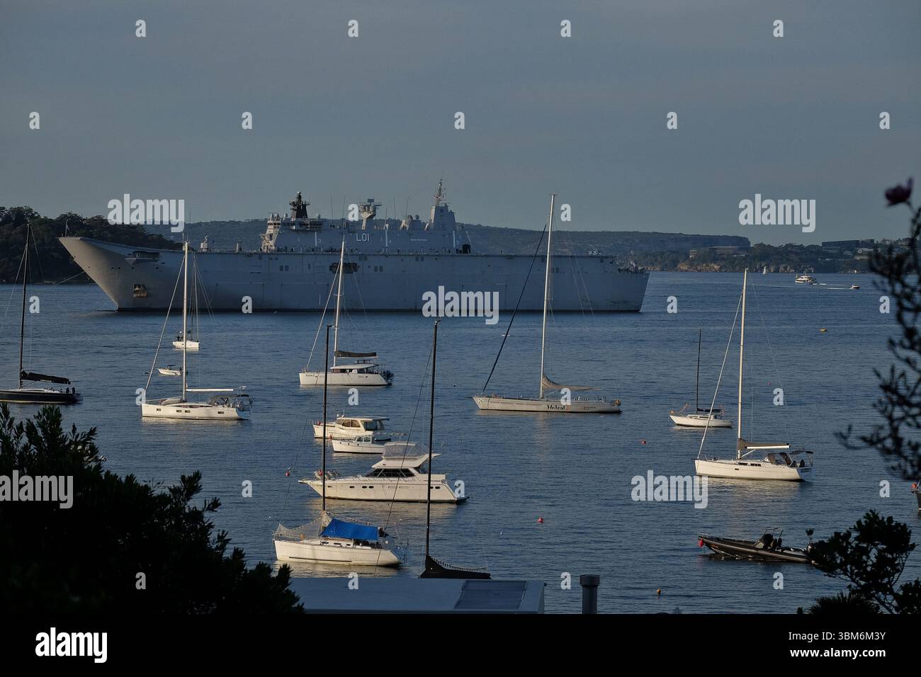 HA GESTITO la nave LO1 all'ancora sul porto di Sydney al largo di Garden Island, piccoli yacht ormeggiati e Elizabeth Bay in primo piano Foto Stock