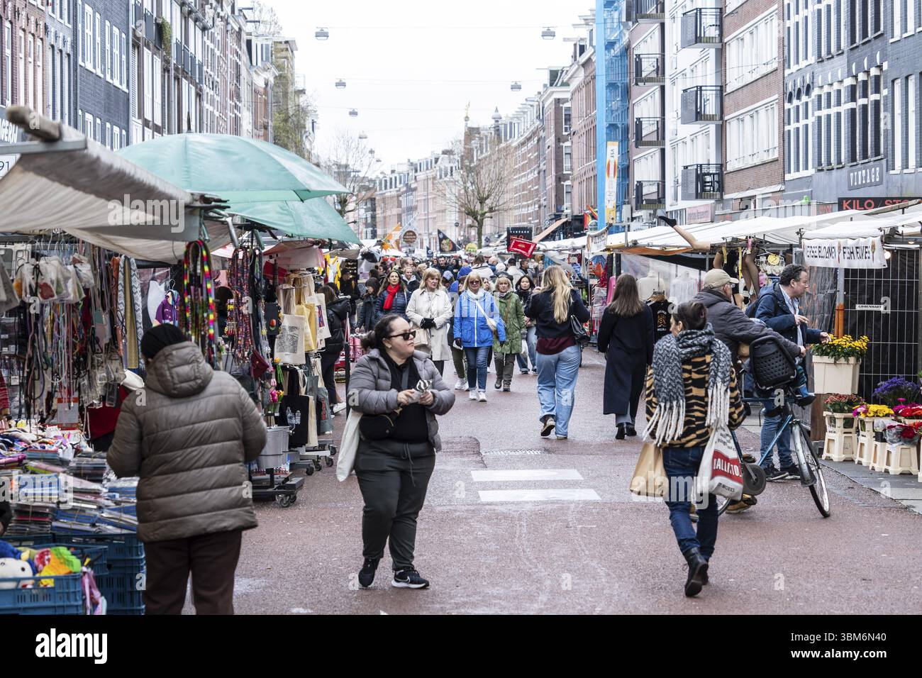 Mercato urbano, quartiere De Pijp, Amsterdam, Paesi Bassi Foto Stock
