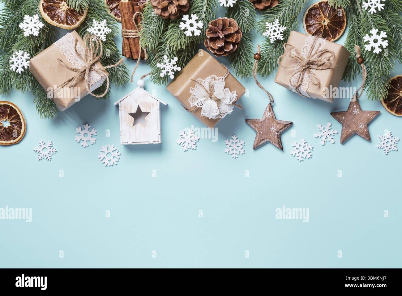 Zero sprechi di Natale o Capodanno. Confezioni sostenibili per regali e giocattoli natalizi naturali bordo, spazio copia Foto Stock