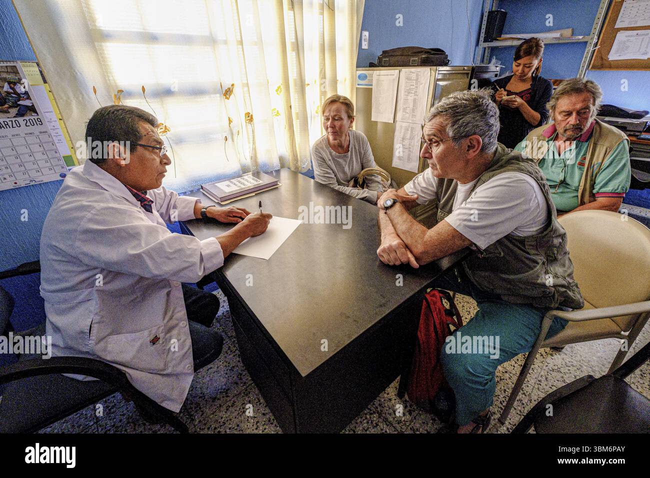 Sessione di formazione per la manipolazione di macchine a ultrasuoni presso il centro sanitario, San Bartolome Jocotenango, comune del dipartimento di Quiche, Guatema Foto Stock