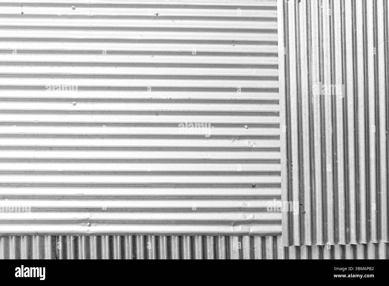 Sfondo industriale arrugginito vecchio grunge parete in zinco arrugginito per sfondo testurizzato ruggine zincata ruggine e acciaio graffiato ferro ondulato S. Foto Stock