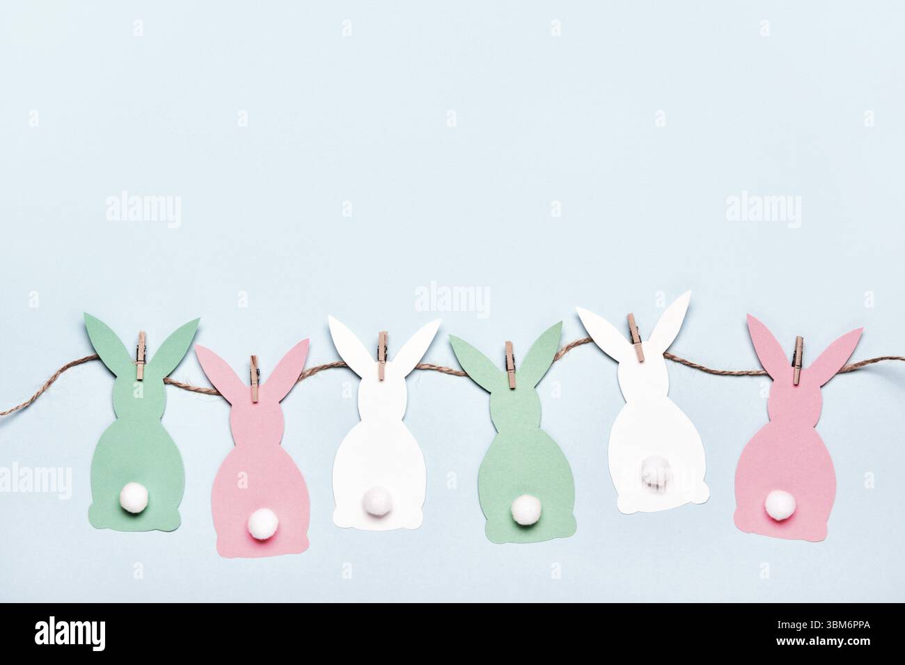 Ostern Hintergrund mit DIY Papier Kaninchen Girlande und suesse Ostereier Foto Stock
