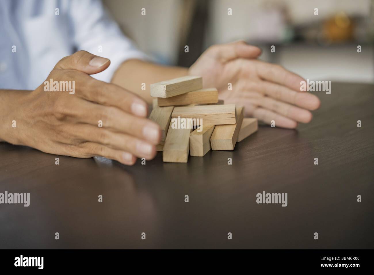 Pianificazione del rischio e strategia nel gioco d'azzardo degli imprenditori collocando blocchi di legno.concetto di business per il processo di successo della crescita Foto Stock