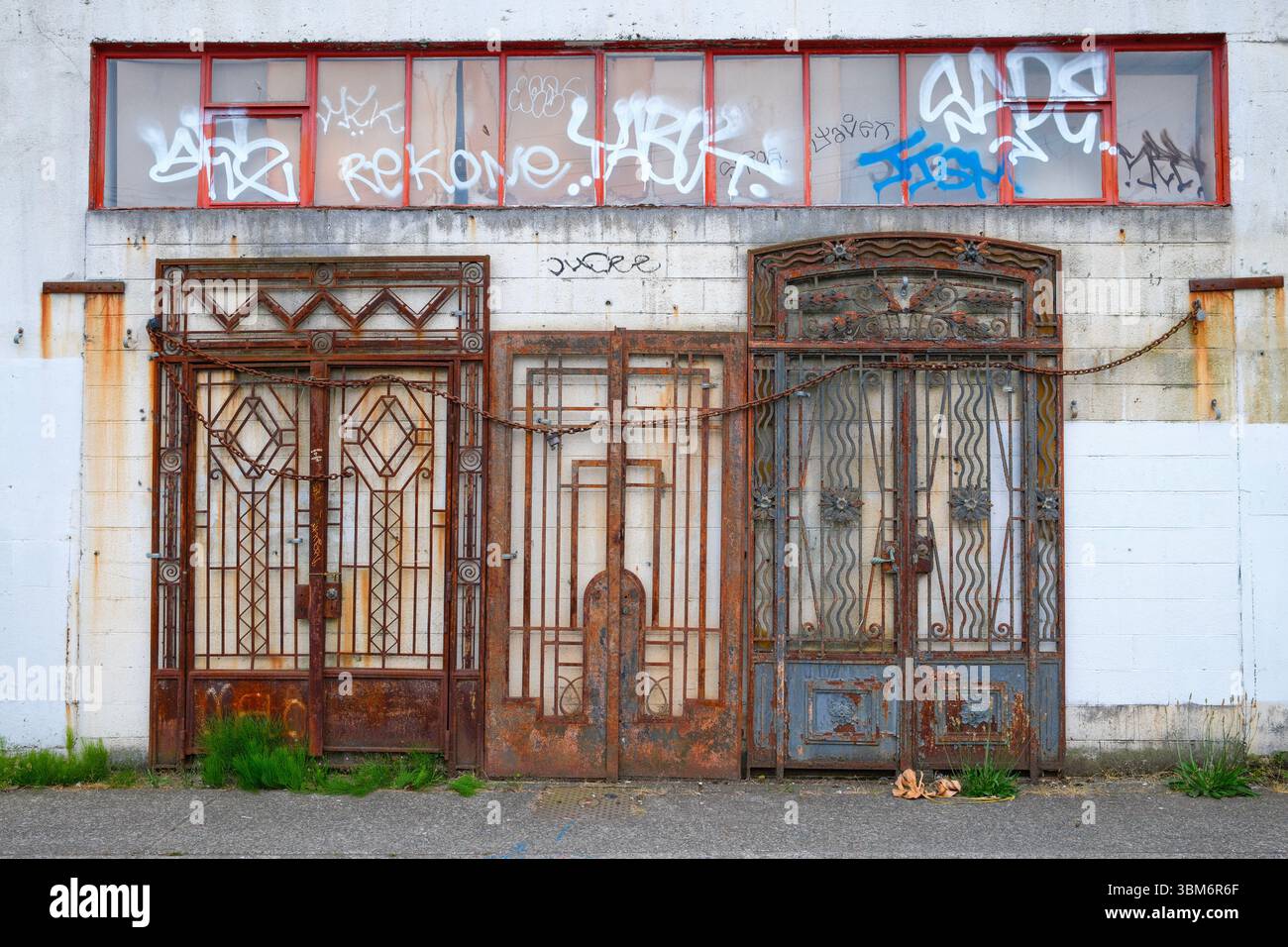 Cancelli, catene e graffiti in metallo arrugginito presso il mercato dell'antiquariato di Vancouver, British Columbia. Foto Stock