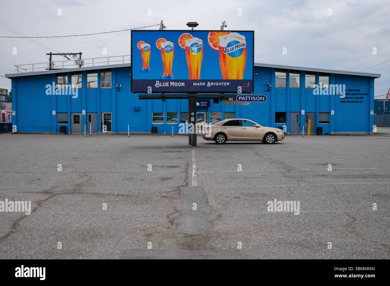 Parcheggio vuoto e cartellone presso il BC Maritime Employers Association Despatch Centre di East Vancouver. Foto Stock