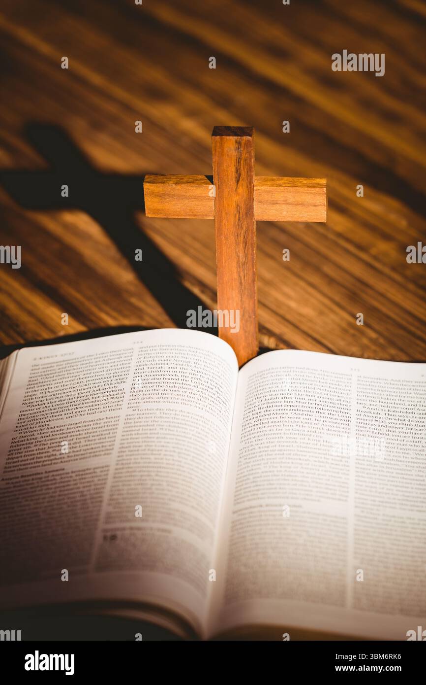 Primo piano della croce di legno secondo la bibbia Foto Stock