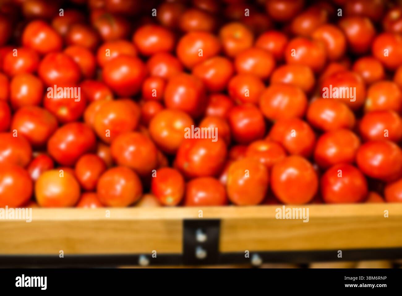 Pomodori su ripiano di legno in vendita Foto Stock Pomodori su ripiano di legno in vendita Foto Stock