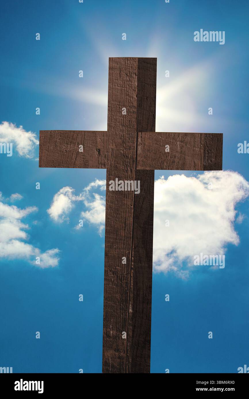 Il design piatto presenta una croce di legno grezzo contro il cielo blu con nuvole e bagliore alone che getta il sole Foto Stock