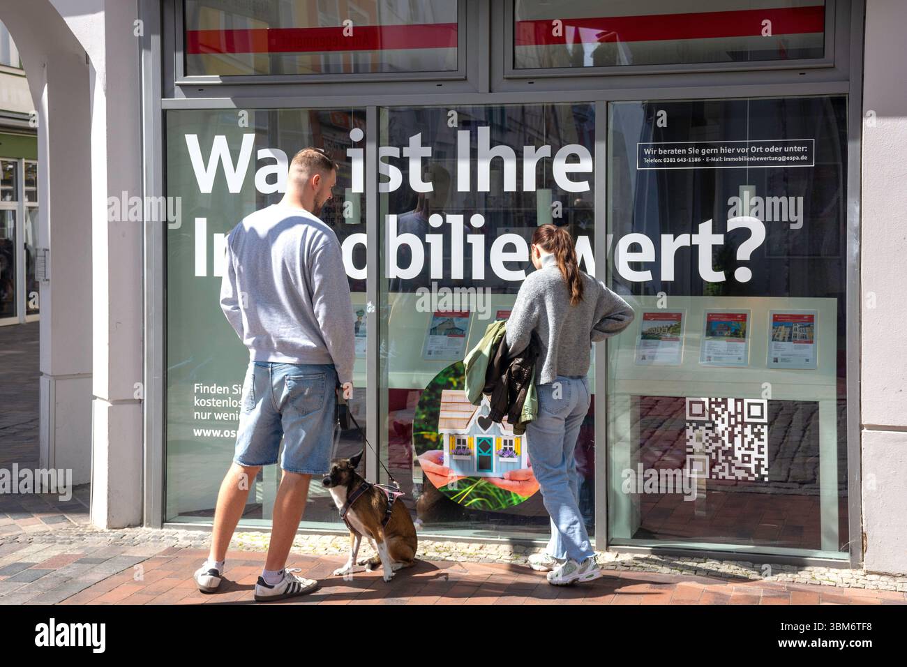 Giovane coppia che cerca in finestra agente immobiliare, Am Ziegenmarkt, Rostock Altstadt, Rostock, Meclemburgo-Vorpommern Repubblica Federale di Germania Foto Stock