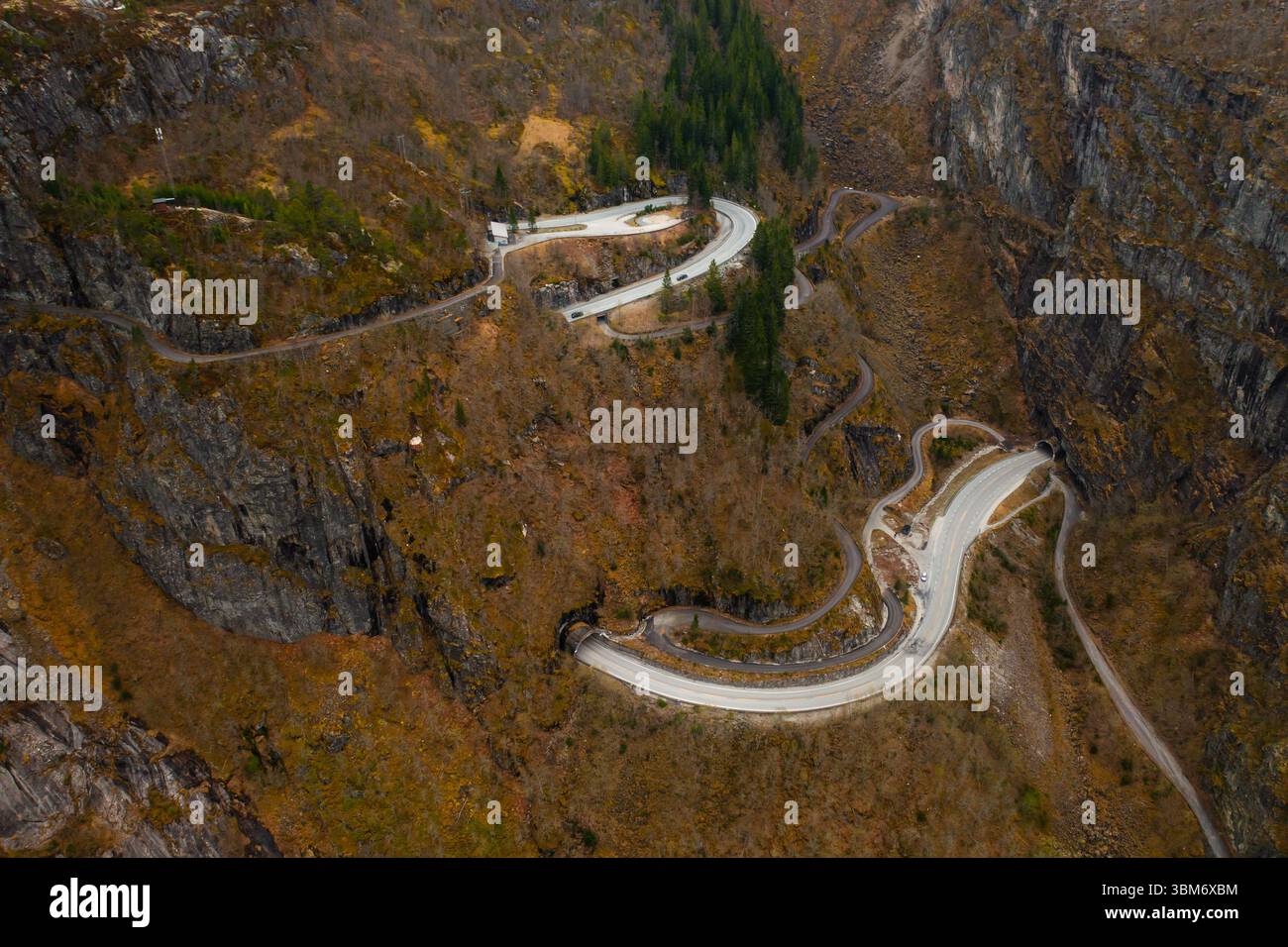 Curve strette di strada intagliate intricatamente in aspre montagne intorno alla cascata Voringsfossen. Fame di ambiente naturale in Norvegia Foto Stock