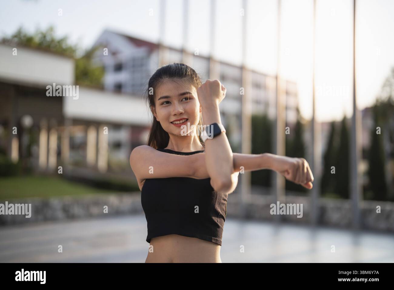 Attiva donna asiatica sana che esercita atleti in abiti fitness Sunrise sport ragazza davanti alla città motivazione per uno stile di vita sano Foto Stock