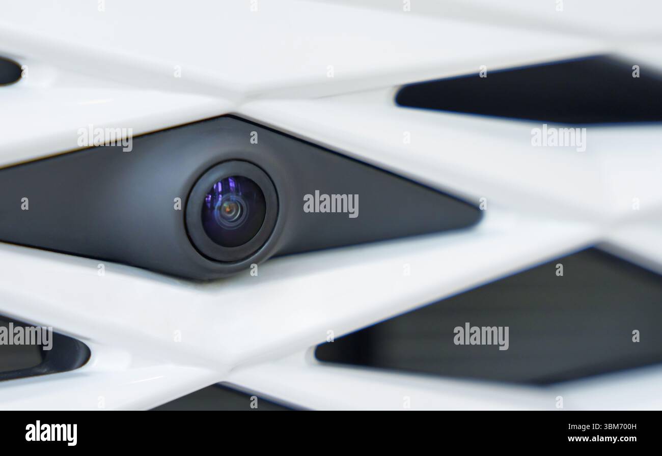 La telecamera sulla calandra dell'auto. Sicurezza durante la guida. Controllo intellettuale Foto Stock