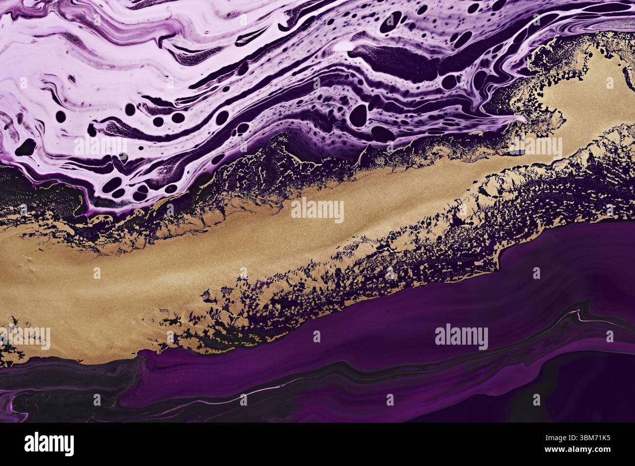 Fluido art Astrazione in oro metallizzato e onde viola. Sfondo o texture effetto marmo Foto Stock