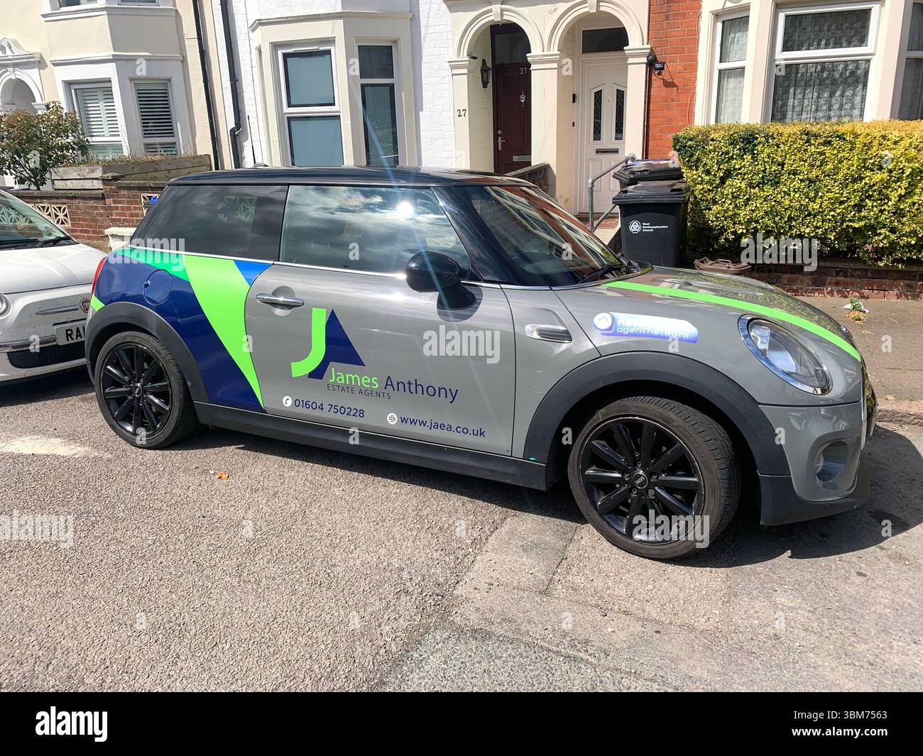 Auto min auto auto auto sportiva britannica vendono comprano case Winkworth James Anthony che affittano la società parcheggiano le abitazioni locali di Northampton Adams Avenue - Immagine stock catturata con smartphone