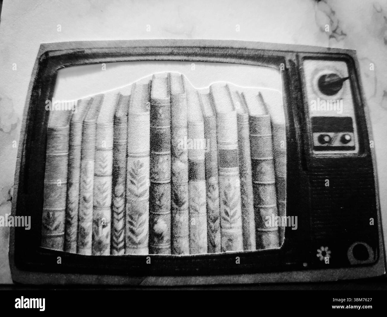 Collage di una vecchia TV con libri all'interno Foto Stock