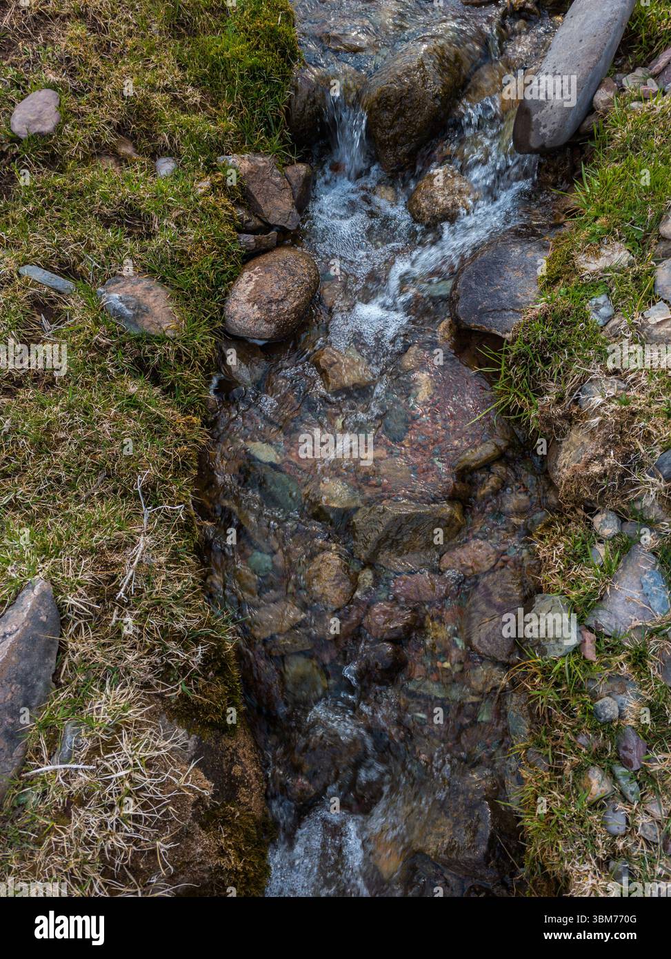 Sereno ruscello di montagna che scorre su rocce in natura, vista ad alto angolo Foto Stock