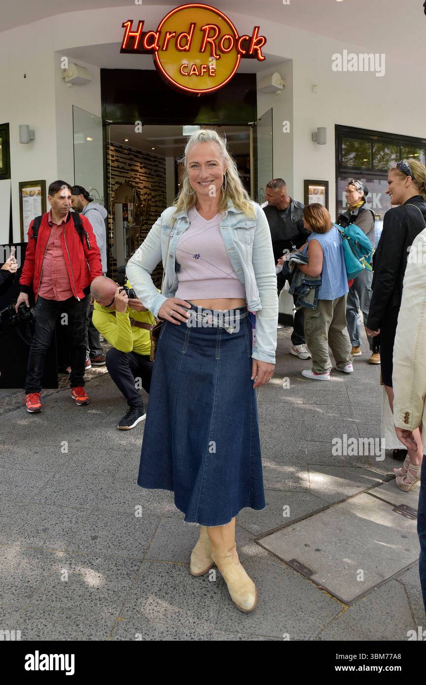 Eva Mona Rodekirchen bei der Präsentation vom Tiergarten-Burger im Hard Rock Cafe. Berlino, 24.06.2025 *** Eva Mona Rodekirchen alla presentazione del Tiergarten Burger all'Hard Rock Cafe di Berlino, 24 06 2025 foto:XM.xBehrensx/xFuturexImagex burger_5617 Foto Stock