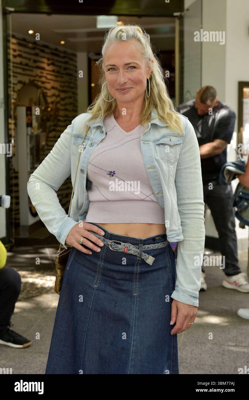 Eva Mona Rodekirchen bei der Präsentation vom Tiergarten-Burger im Hard Rock Cafe. Berlino, 24.06.2025 *** Eva Mona Rodekirchen alla presentazione del Tiergarten Burger all'Hard Rock Cafe di Berlino, 24 06 2025 foto:XM.xBehrensx/xFuturexImagex burger_5619 Foto Stock