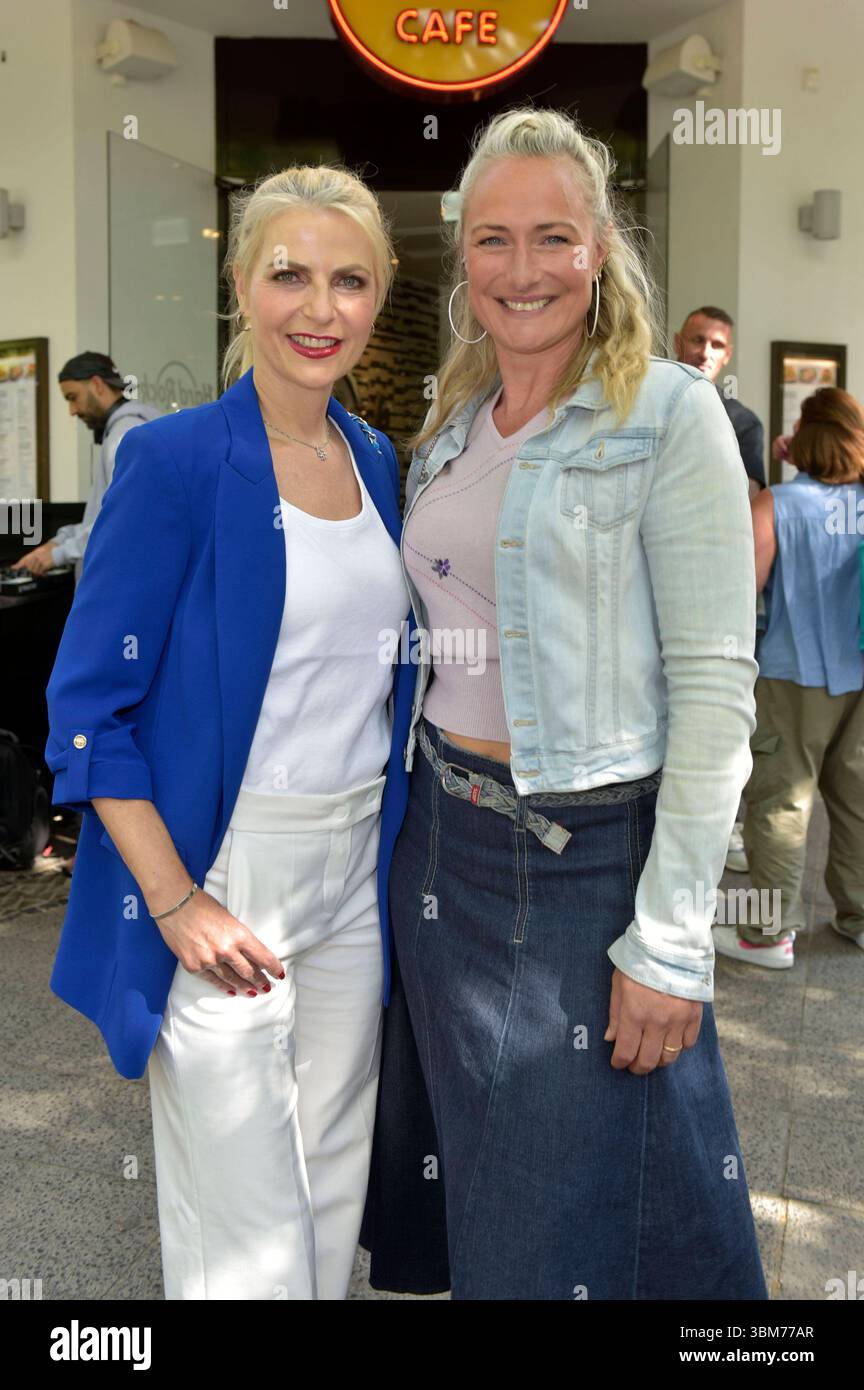 Tanja Bülter und Eva Mona Rodekirchen bei der Präsentation vom Tiergarten-Burger im Hard Rock Cafe. Berlino, 24.06.2025 *** Tanja Bülter e Eva Mona Rodekirchen alla presentazione di Tiergarten Burger all'Hard Rock Cafe di Berlino, 24 06 2025 foto:XM.xBehrensx/xFuturexImagex burger_5620 Foto Stock