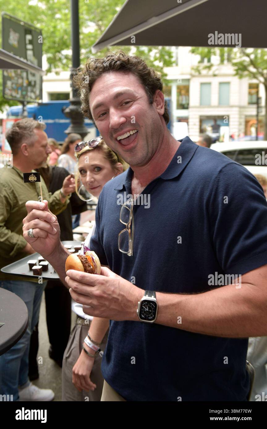 Daniel Völz bei der Präsentation vom Tiergarten-Burger im Hard Rock Cafe. Berlino, 24.06.2025 *** Daniel Völz alla presentazione del Tiergarten Burger all'Hard Rock Cafe di Berlino, 24 06 2025 foto:XM.xBehrensx/xFuturexImagex burger_5646 Foto Stock