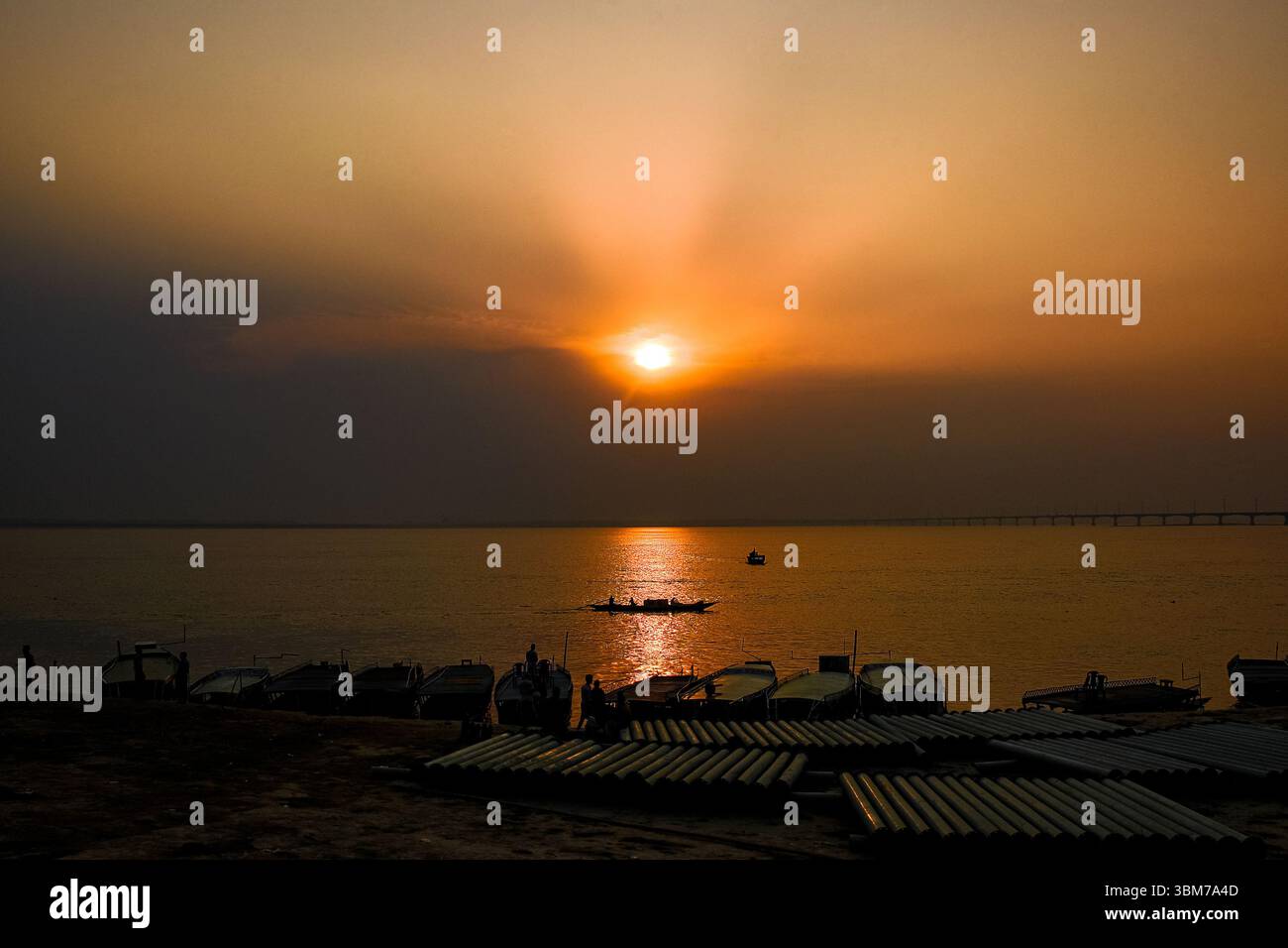 Un incantevole tramonto dorato sul fiume Jamuna a Tangail, Bangladesh. Foto Stock