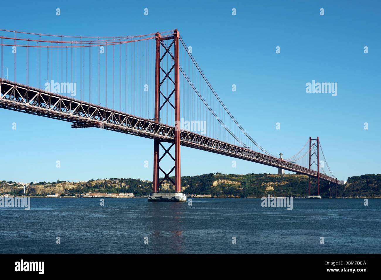 Il ponte di Ponte 25 de Abril, Lisbona, Portogallo, l'estate del 2023. Foto Stock