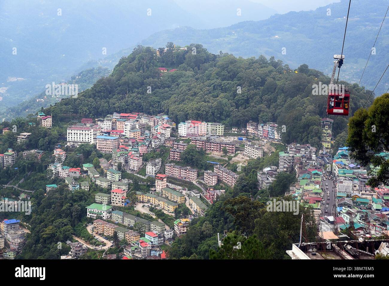 Una vista accattivante di Gangtok, la capitale del Sikkim, in India, vista da un popolare punto panoramico della città. Foto Stock